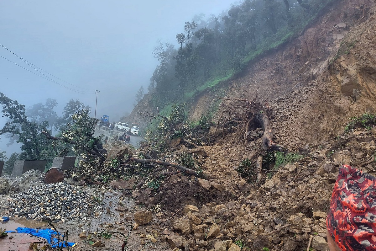 पहिरोले मार्तडी-कोल्टी सडक अवरुद्ध